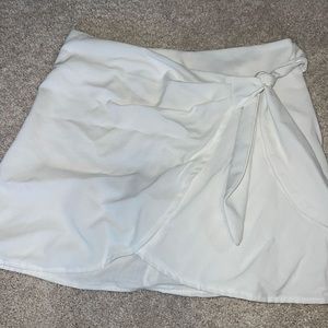 Essue White Skort with Bow